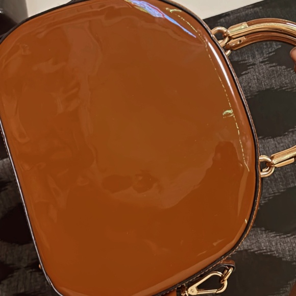 Lv embossed patent leather hand bag - Picture 5 of 8